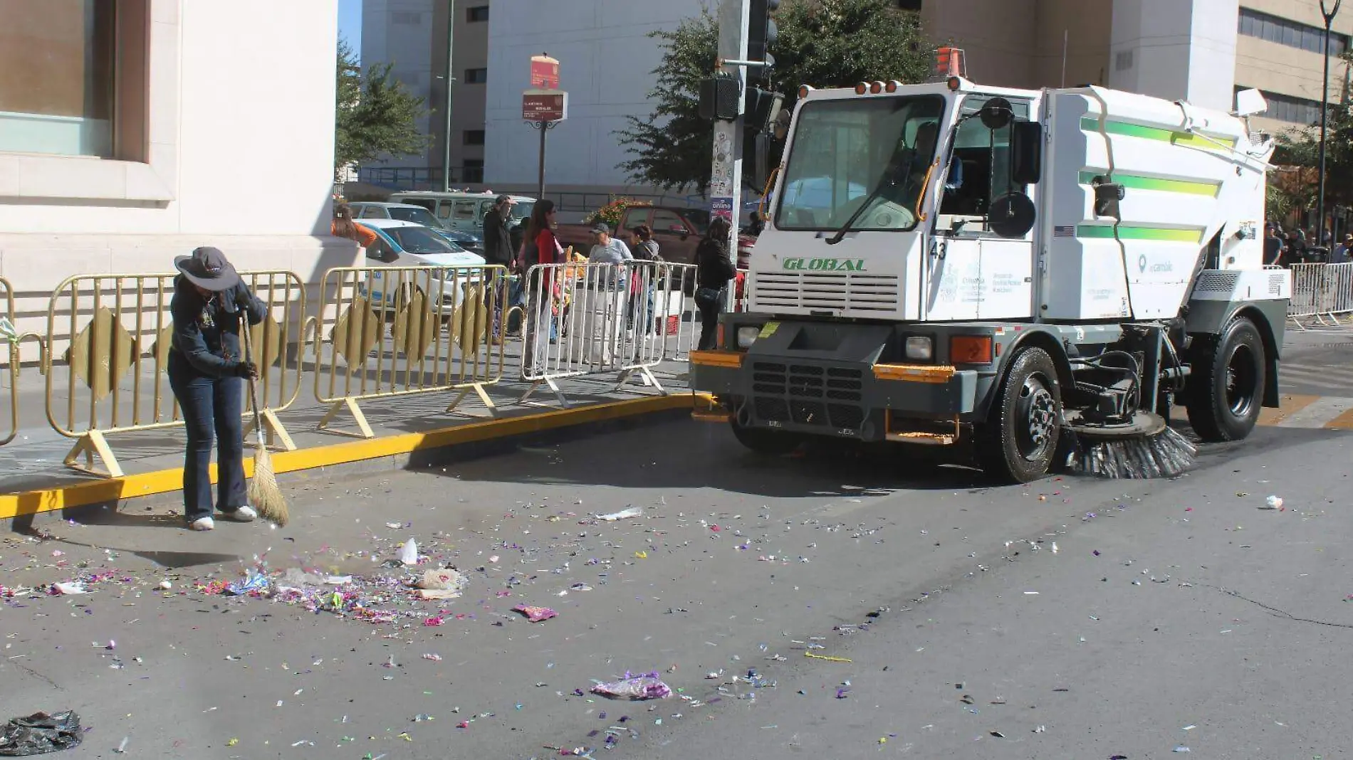 limpian desfile basura